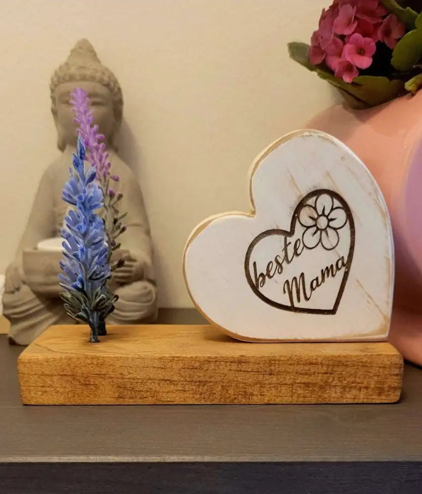 Wooden heart decoration with "Beste Mama" engraving, crafted from high-quality pine wood with an antique finish, ideal for gifting and home decor.